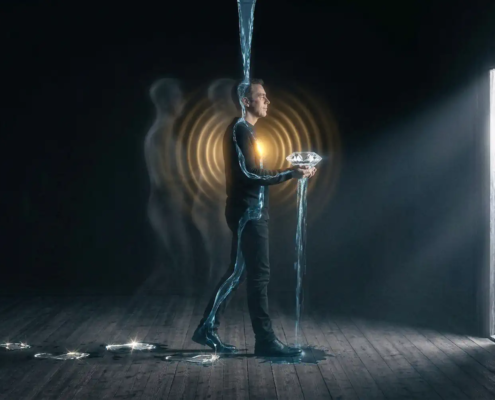 talento - l'uomo che va verso il desiderio, viene attraversato dal talento rappresentato dall'acqua che scorre in lui, lui è la giara che contiene ed esprime il talento come un diamante con le sue mani, i suoi passi, le tracce che lascia, brillano