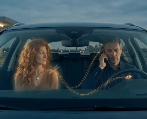 Titolare fermo in auto al telefono, con una presenza luminosa accanto a sé collegata da filamenti dorati alleviare l'isolamento del leader